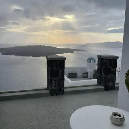 Loucas Caldera View Fira (Santorini)
