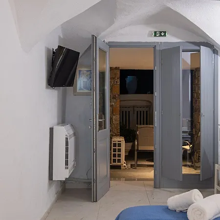 Loucas Caldera View Hotel
